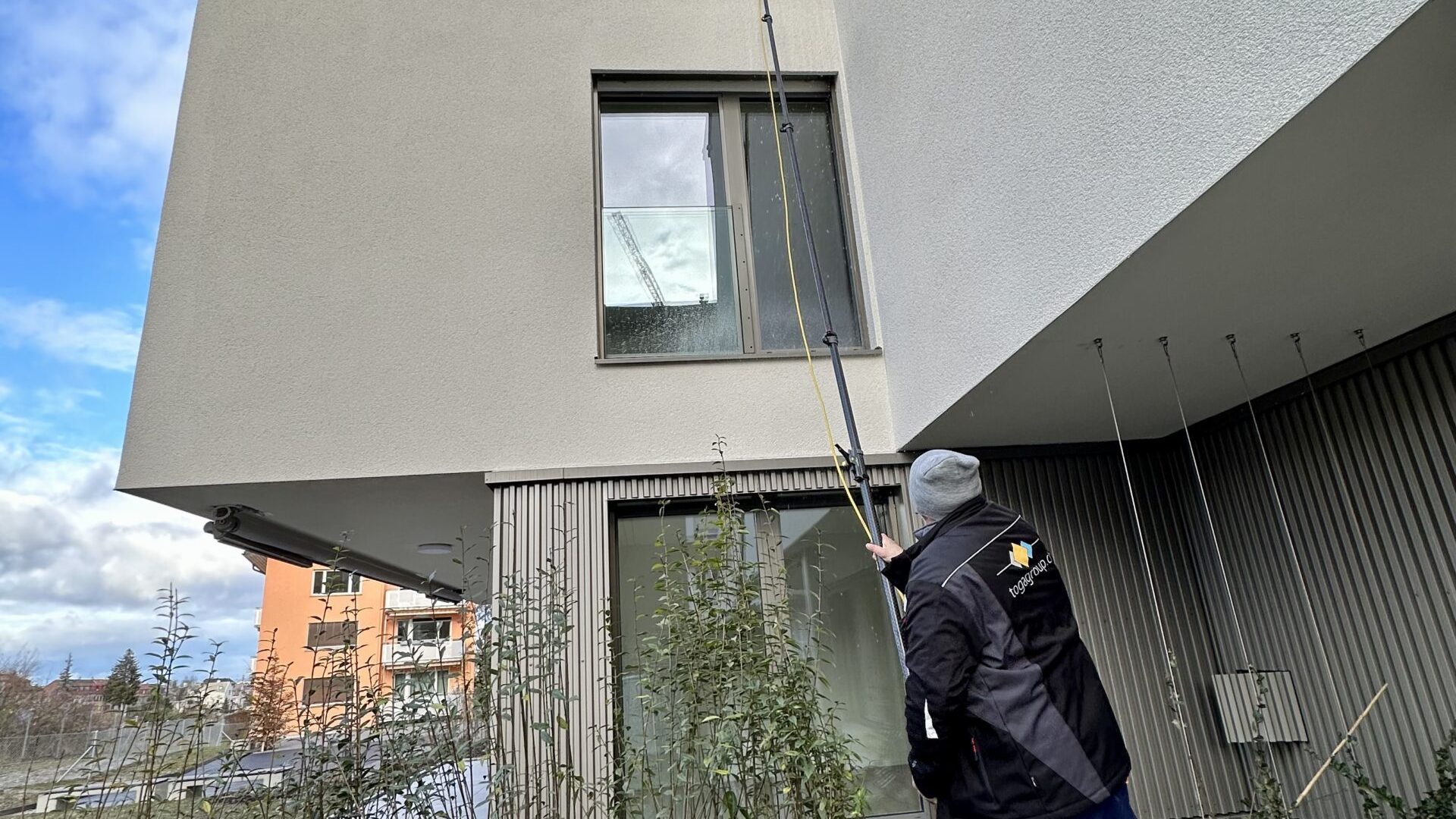 Fensterreinigung-scaled-qgbez1zxw6eukt0c83kgrcterqm498lgkwbfeuhkxc
